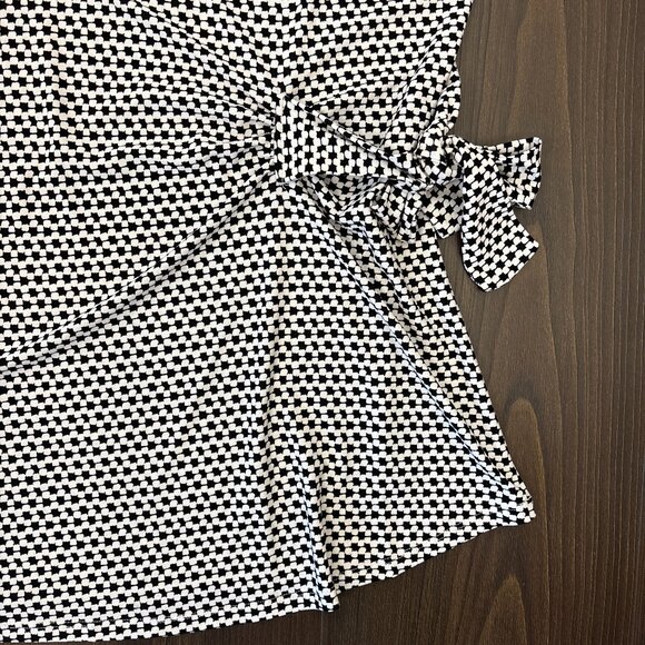 Halogen Side Tie Blouse Women’s 2X Black & White Geometric Print Cap Sleeve Top - Picture 7 of 14